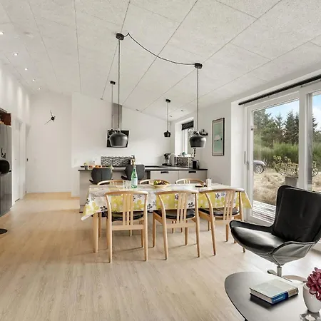 4 Bedroom Beautiful In Дом отдыха