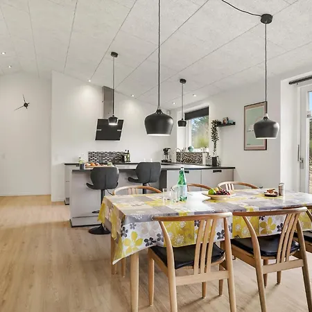 4 Bedroom Beautiful In Дом отдыха *